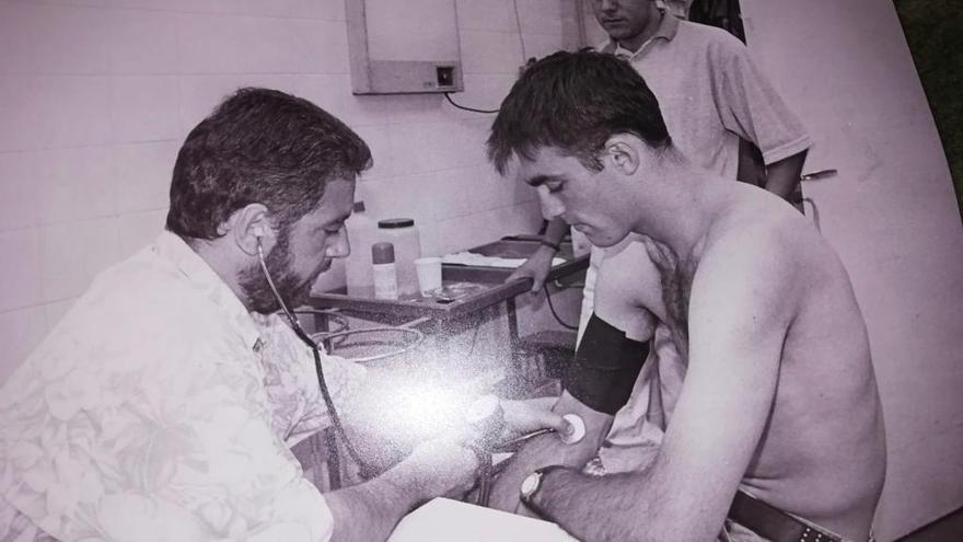 Paulino Vázquez examina a César Quesada, durante su etapa de jugador