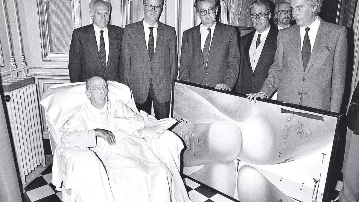 Acto de donación de Dalí del óleo «El naixement d’una deessa a la Generalitat», en 1988.