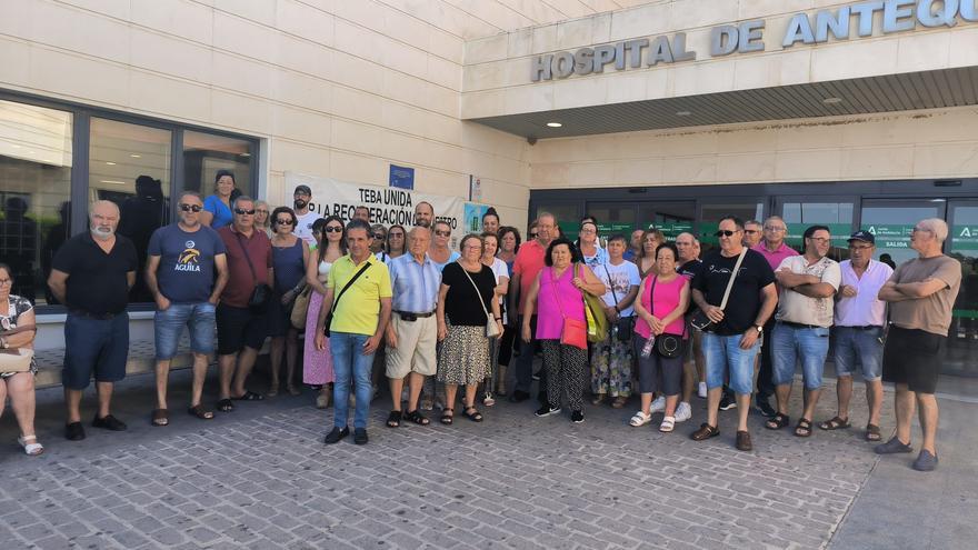 Vecinos de Teba reclaman la restitución de las horas de pediatría a las puertas del Hospital de Antequera