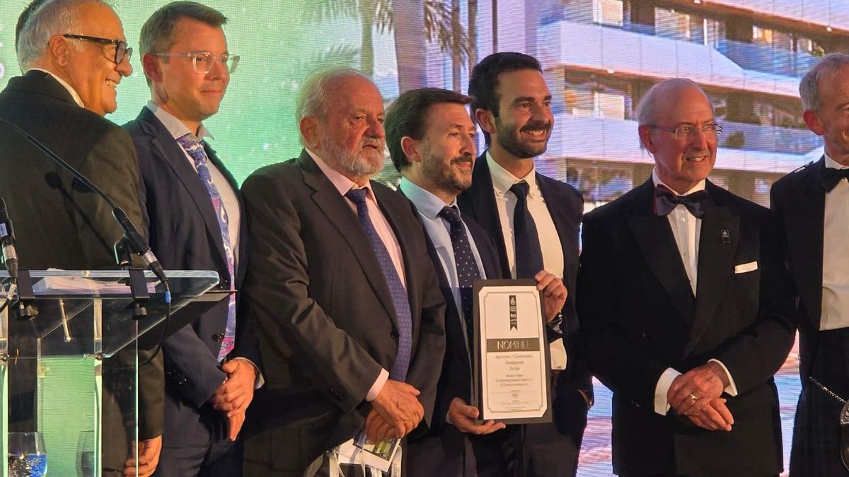 Los responsables de Alibuilding, con uno de los premios.