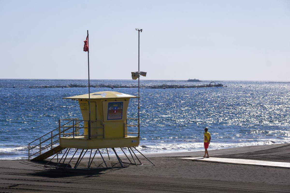 Playa de Melenara cerrada al baño tras el vertido en una foto de archivo.