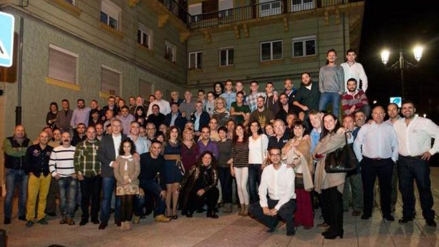 Gandoy, quinto por la izquierda, posa junto con sus alumnos antes de comenzar el homenaje.