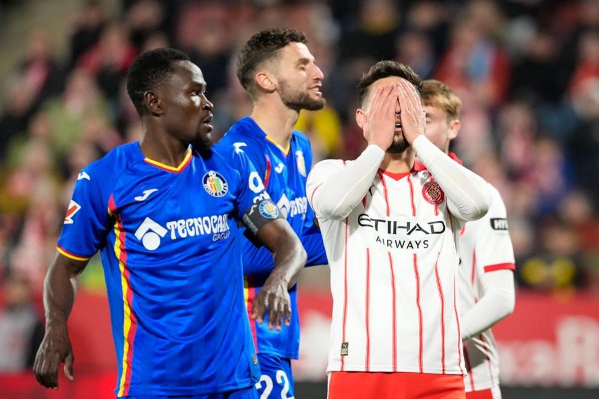 Àlex Moreno es lamenta en una acció del partit contra el Getafe.