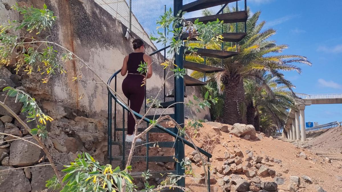 La escalera de caracol integrada en el tramo sin acondicionar del sendero peatonal para acceder a Veterinaria.