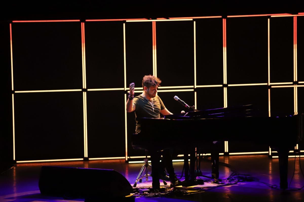 Pablo López encandila a sus fans en el Teatro de la Axerquía