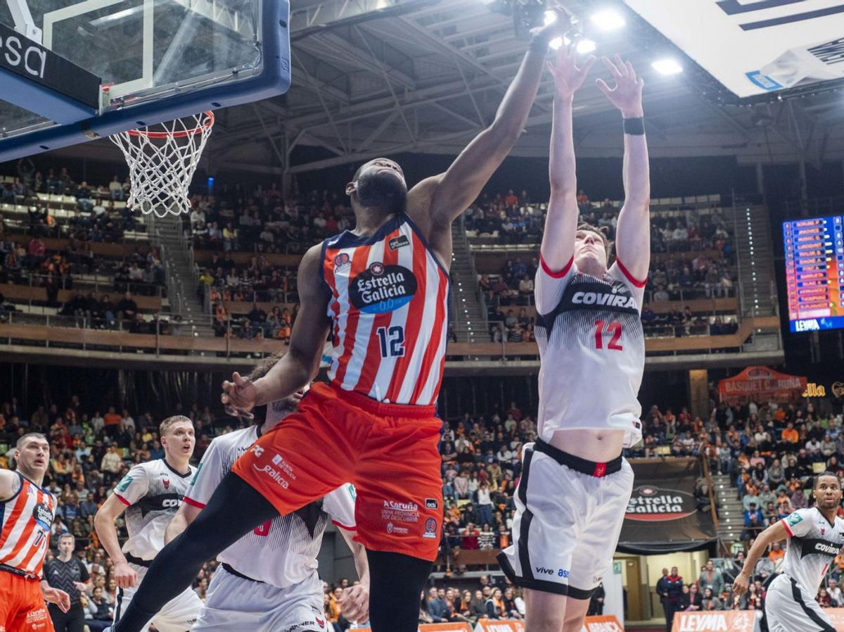 Atoumane Diagne tapona un tiro de Agustín Ubal. | Casteleiro/Roller Agencia