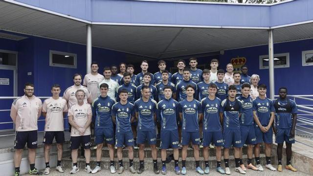 La plantilla del Vetusta, junto a los miembros del cuerpo técnico, ayer, en El Requexón, posando para LA NUEVA ESPAÑA. | IRMA COLLÍN