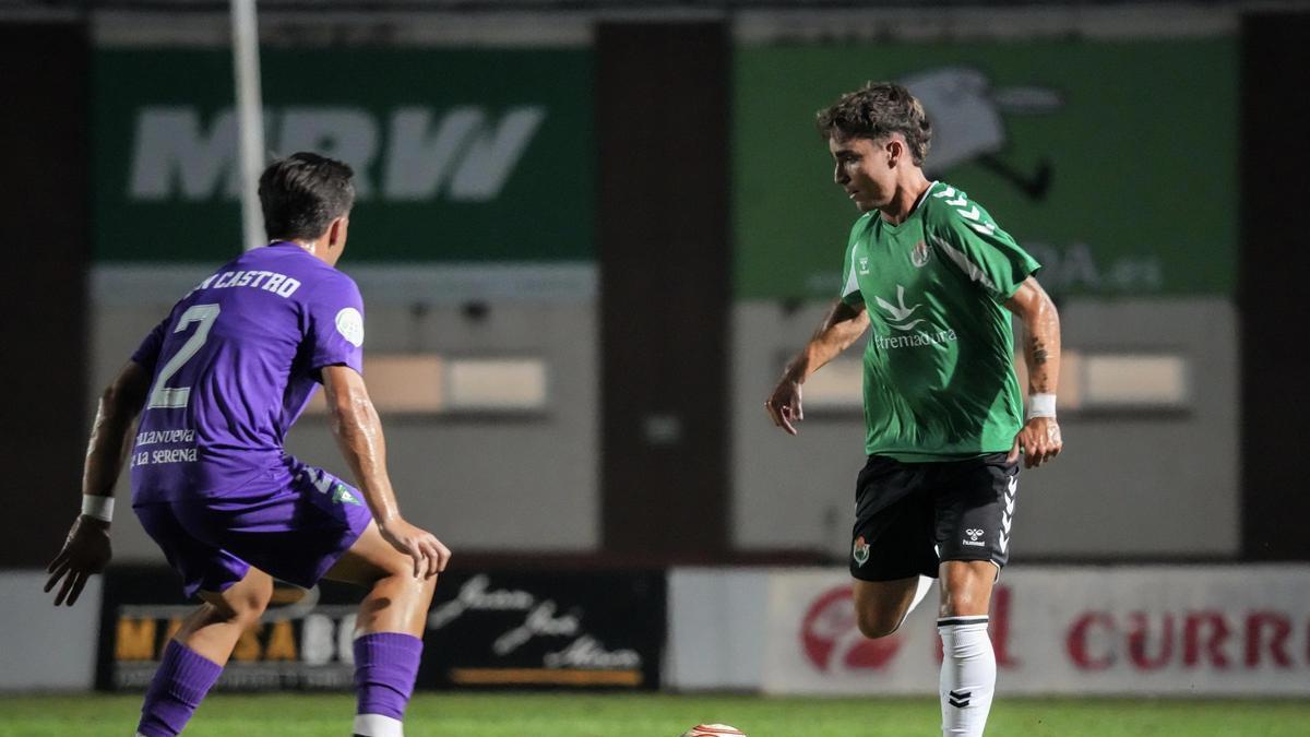 Acción del partido entre el Villanovense y el Cacereño.