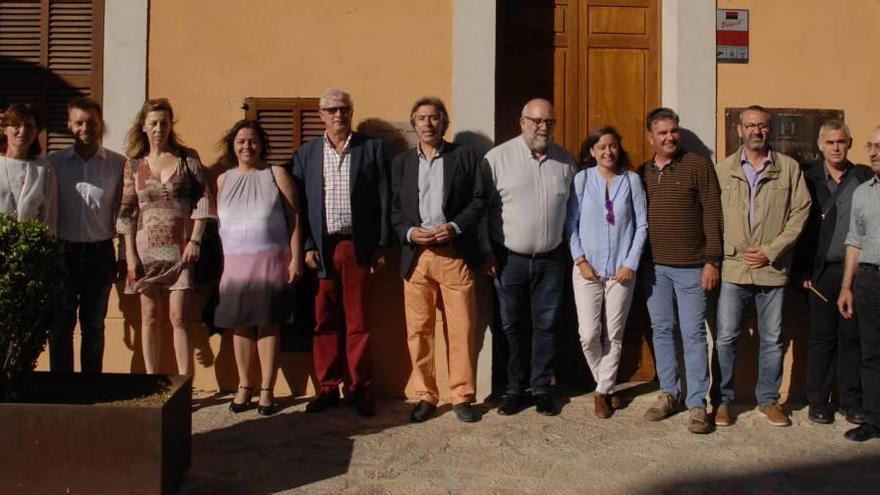 Las autoridades y miembros de la DO Binissalem, antes de iniciar el recorrido de ayer.