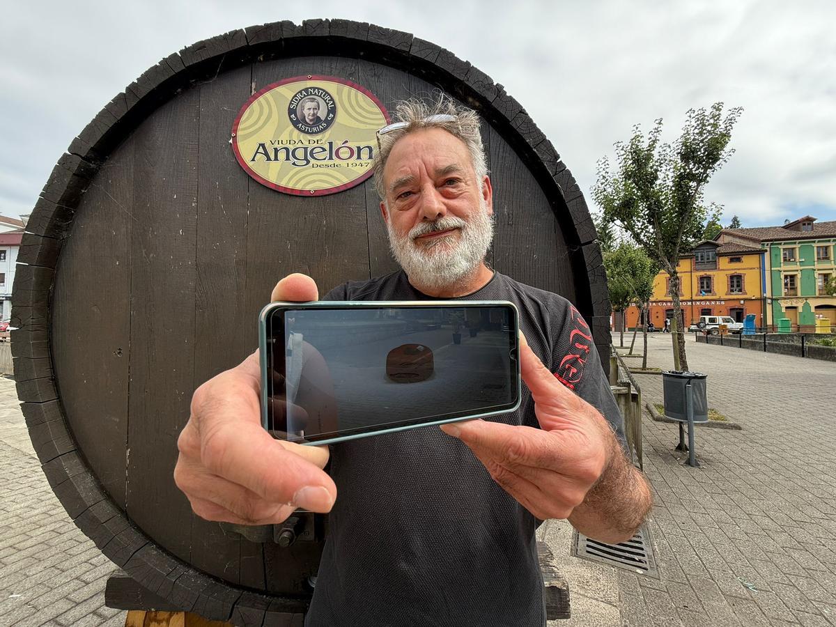 José Ornia, en una imagen de archivo, muestra una de sus obras.