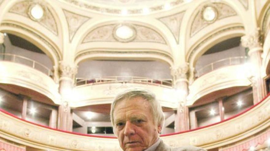 el palacio Valdés, su segunda casa. Antonio Ripoll dirige el teatro Palacio Valdés desde su reapertura, en 1992. El edificio lo ideó el arquitecto Manuel del Busto, que respondió al encargo de una colección de avilesinos con deseo de contar en Avilés con odeón propio. La obra se alargó más de 20 años y cuando finalmente abrió sus puertas, la ciudad burguesa había pasado a la historia. Ripoll está al frente de un coliseo de carácter singular. | ricardo solís