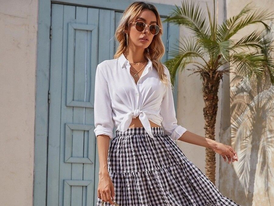 Tamara Falcó y su look con falda midi para los días de calor