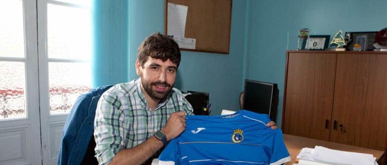 José Alberto Caveda, con la camiseta del Urraca, en su despacho del Ayuntamiento de Langreo.