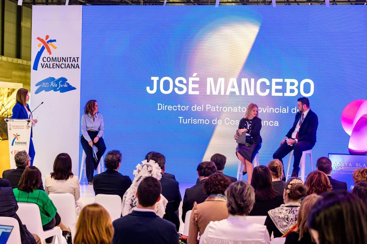 La directora del aeropuerto Laura Navarro, Nuria Montes (Hosbec) y Jose Mancebo (Patronato de Turismo).
