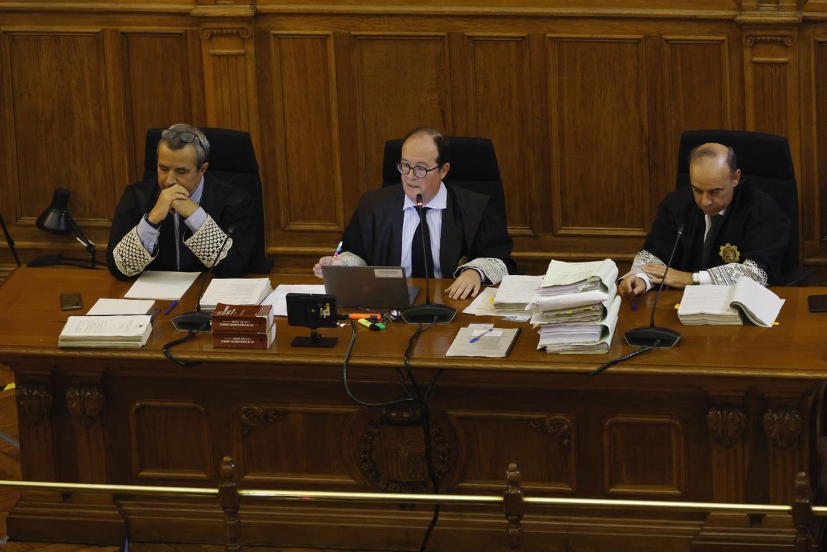 El jutge José Manuel del Amo, al centre, durant el judici a Neymar