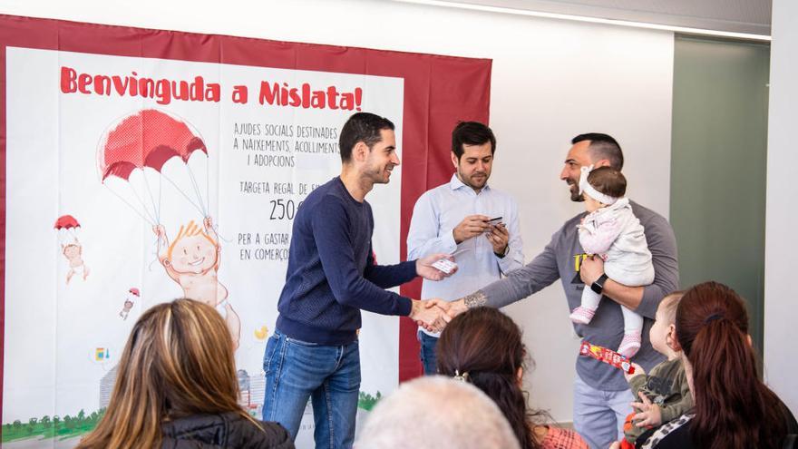 Mislata entrega sus tarjetas de bienvenida a más de 50 familias