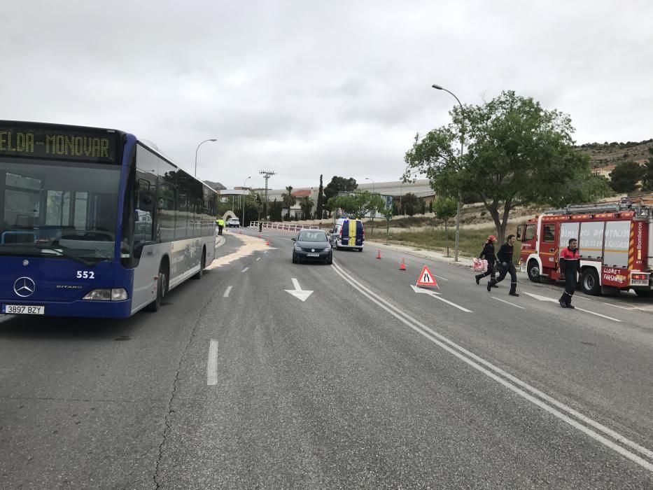 Un autobús urbano provoca un derrame de aceite en La Torreta de Elda