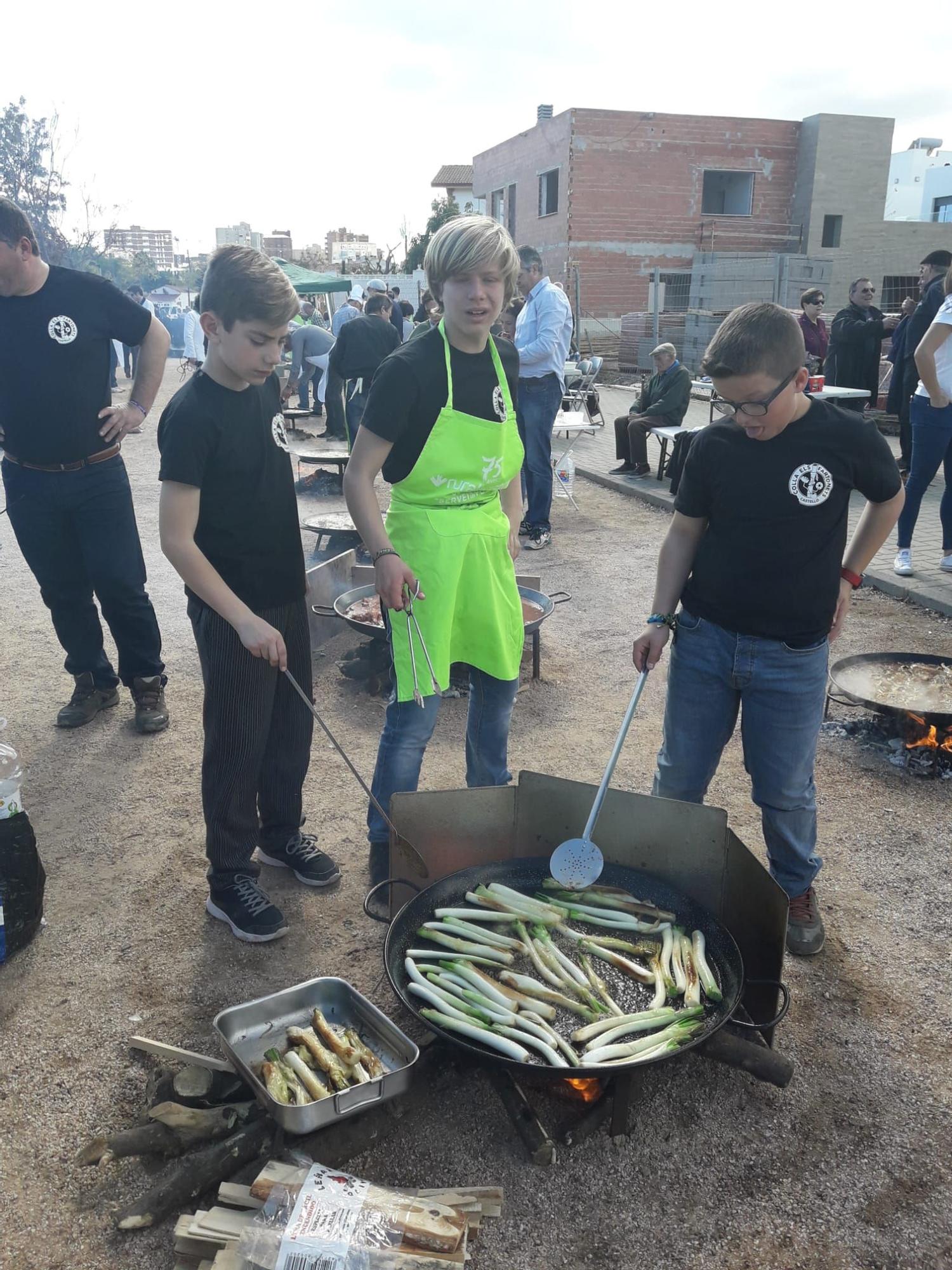 Jóvenes de la colla cocinando.