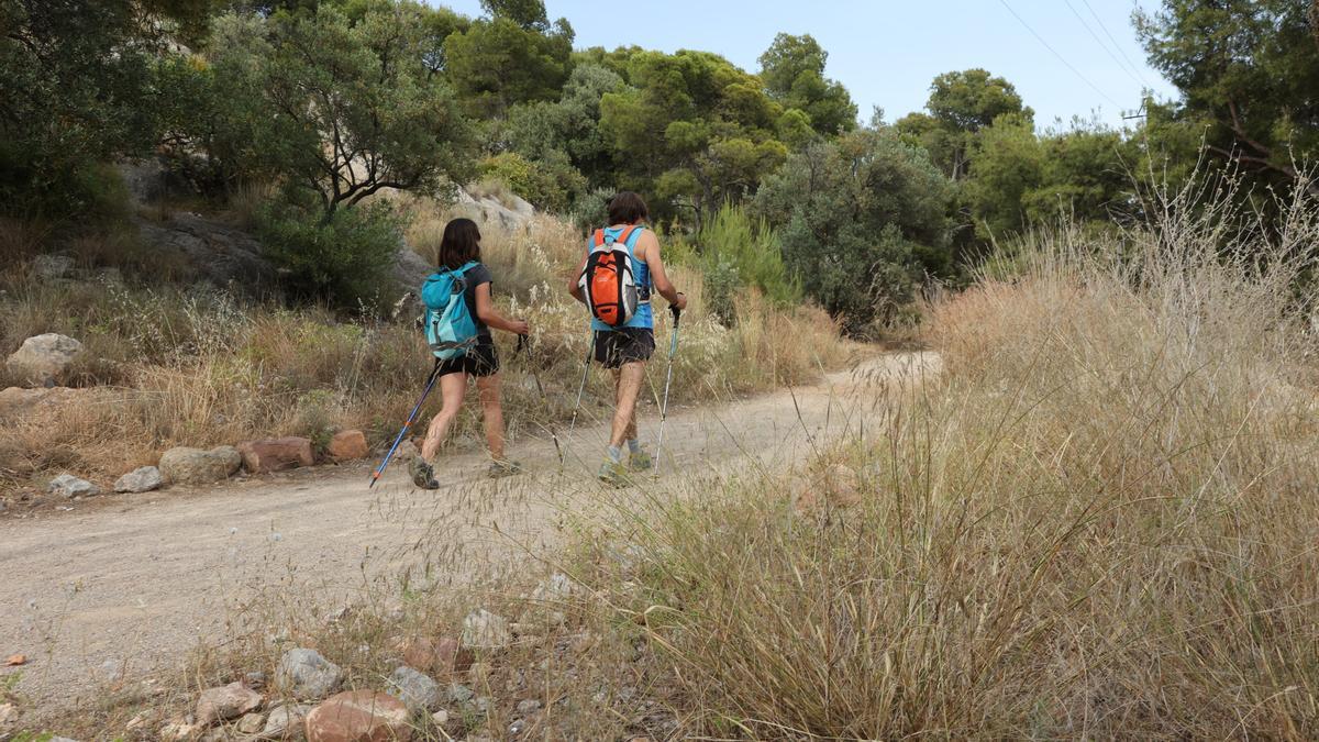 Dos senderistas caminan por el Desert de les Palmes