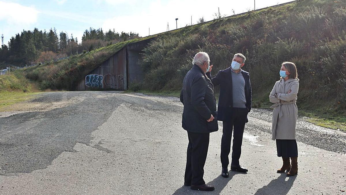 Luisa Piñeiro visitó el lugar  
de la nueva conexión junto  
al alcalde de Dozón.