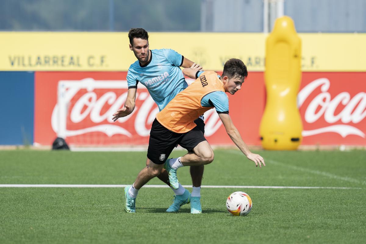 Nikita, con Pedraza, en un entrenamiento con el Villarreal.