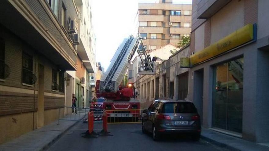 Cae parte del techo de una fábrica abandonada en Elda