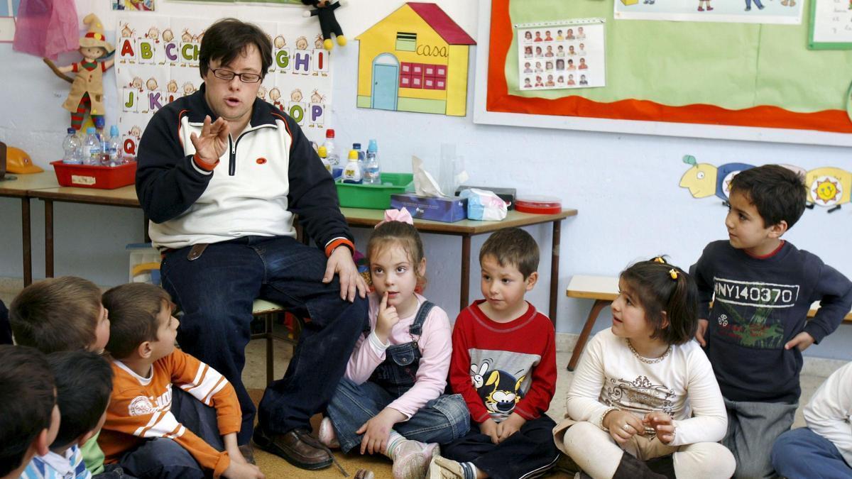 Pablo Pineda, de 34 años, dando sus primeras clases como docente invitado en el colegio Miguel de Cervantes en la localidad cordobesa de Montemayor