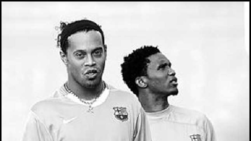 Ronaldinho, junto a Eto´o en el entrenamiento en que se lesionó. / Albert Gea