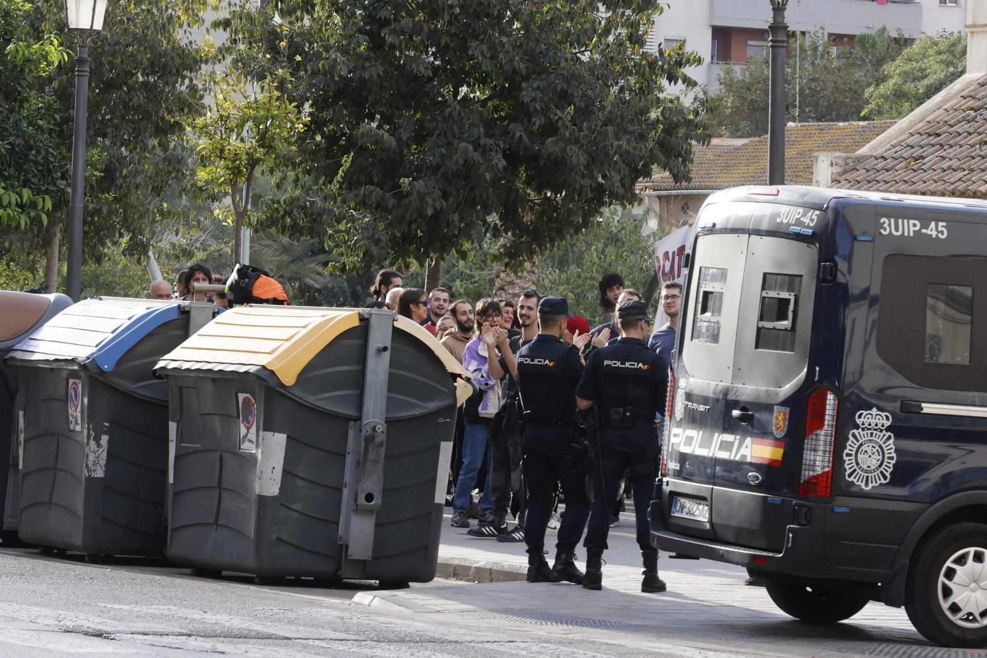 Un nuevo dispositivo con decenas de antidisturbios ejecuta el desahucio de un joven en València