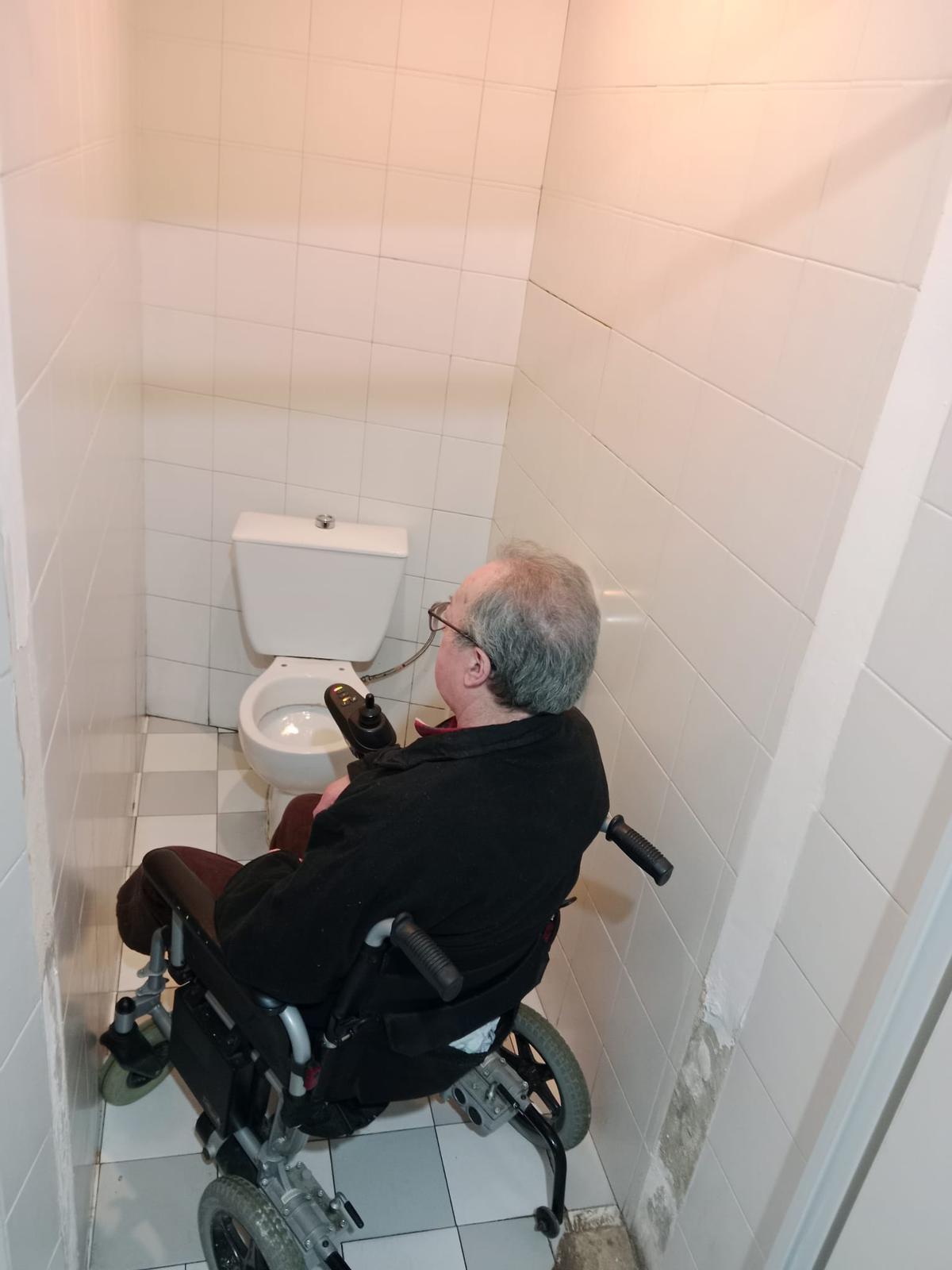 Espacio del baño para minusválidos.