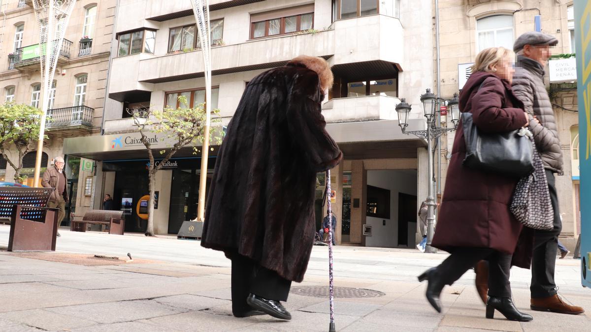 Mayores gallegos caminando por una calle de Ourense.