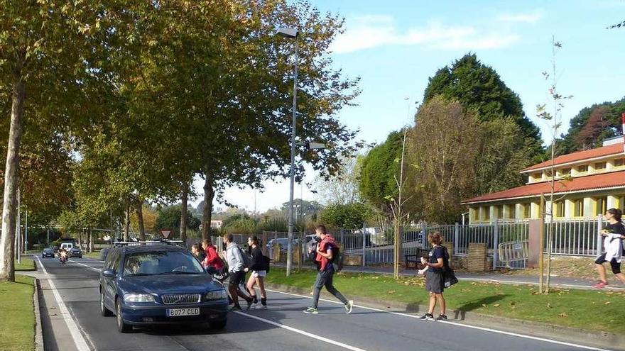 Peatones cruzan desde el INEF hasta la entrada a las pistas deportivas en Bastiagueiro.