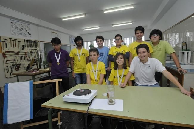 Alumnos del IES Salinas que lograron un premio con su proyecto científico para reutilizar chicles - Lanzarote - Adriel Perdomo - 04-03-16