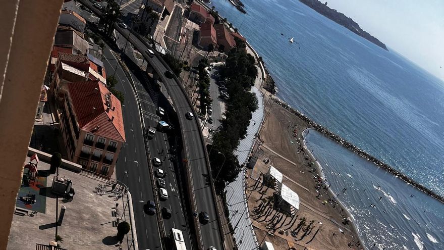 Un camión vuelca en el &quot;scalextric&quot; de Alicante