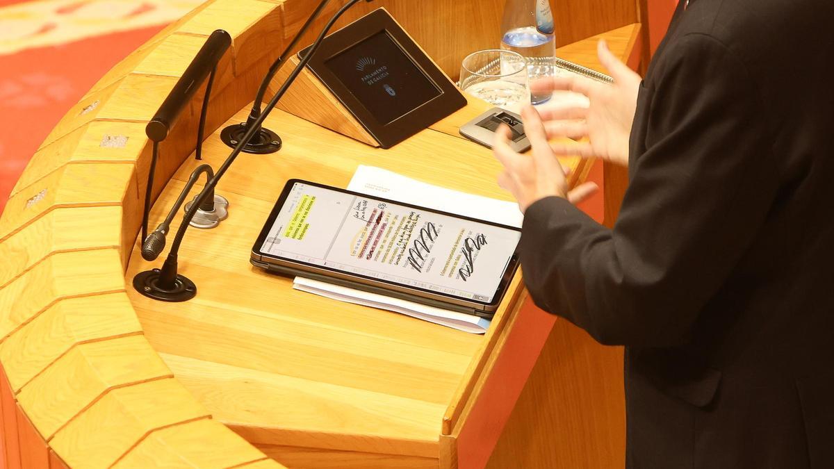 Tablet con el discurso de Alfonso Rueda, ayer en el atril del Parlamento gallego.