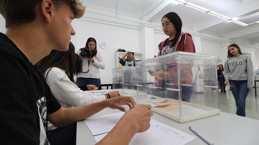 Ensayo electoral en el aula en Alcoy