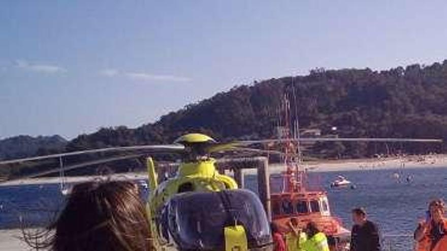 Evacuado desde las Cíes en helicóptero por una reacción alérgica | Un joven fue evacuado en helicóptero ayer desde las Islas Cíes después de sufrir una fuerte reacción alérgica. A.V.L., de 28 años y vecino de Ourense, había subido a primera hora de la tarde al faro y al bajar, a las 18.25 horas, tuvo una reacción alérgica generalizada. El chico fue trasladado en helicóptero al hospital Álvaro Cunqueiro de Vigo.