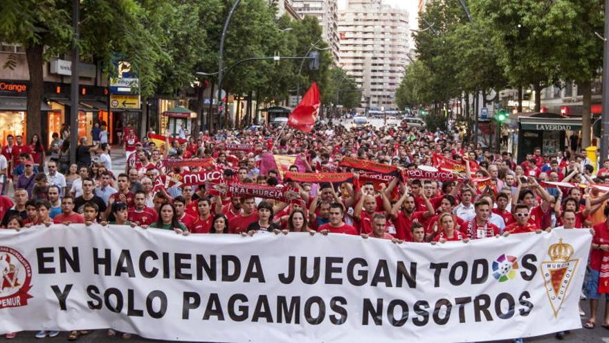 Aficionados del Murcia, en una protesta.