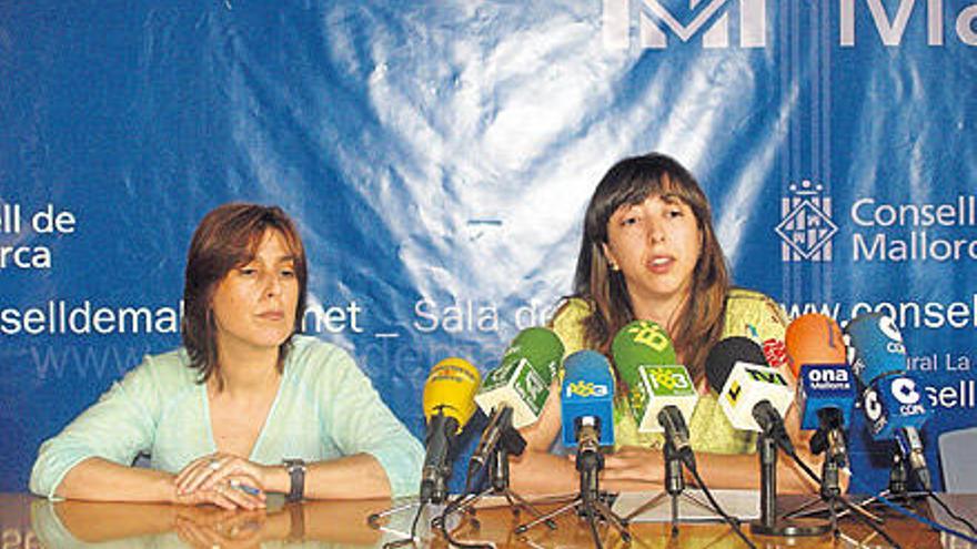 La directora de Política Lingüística, Rosa Barceló (dcha.), en la presentación del proyecto.