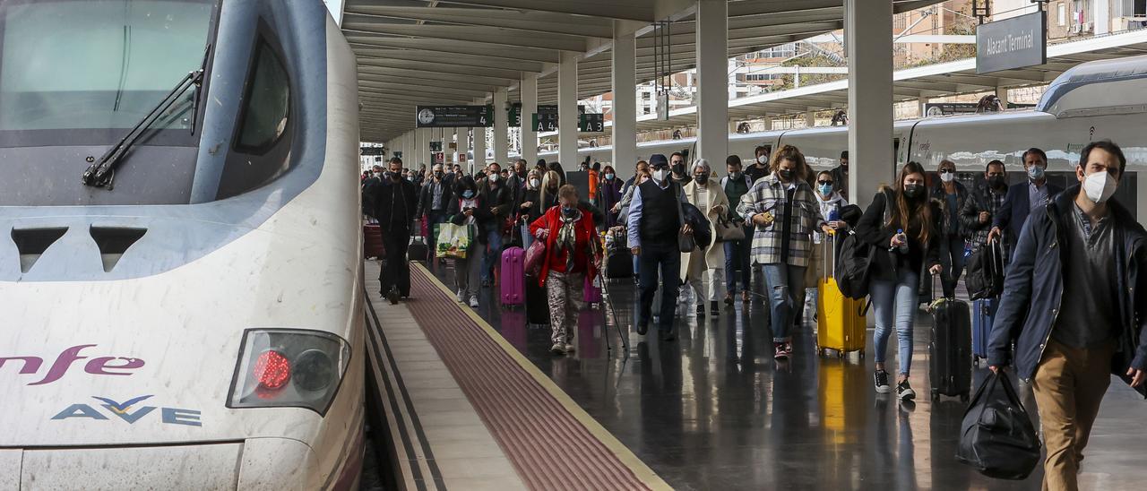 Llegada de pasajeros de Madrid a la estación de Alicante en un AVE