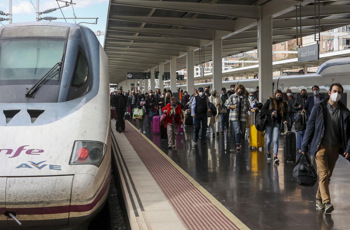 Llegada de pasajeros de Madrid a la estación de Alicante en un AVE