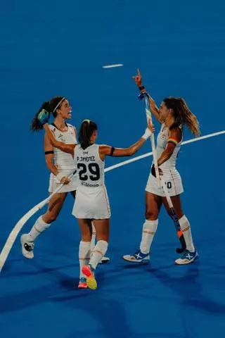 Las 'RedSticks' vencen a Irlanda en una agitada segunda parte en el debut en el Mundial (3-2)