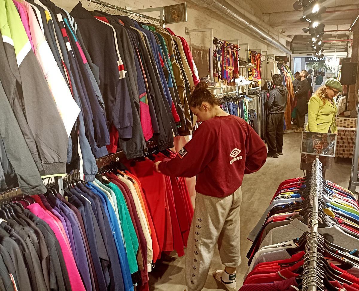 Humana abre su tienda más grande dedicada al 'vintage' en el corazón comercial de Barcelona, en la calle Portaferrissa