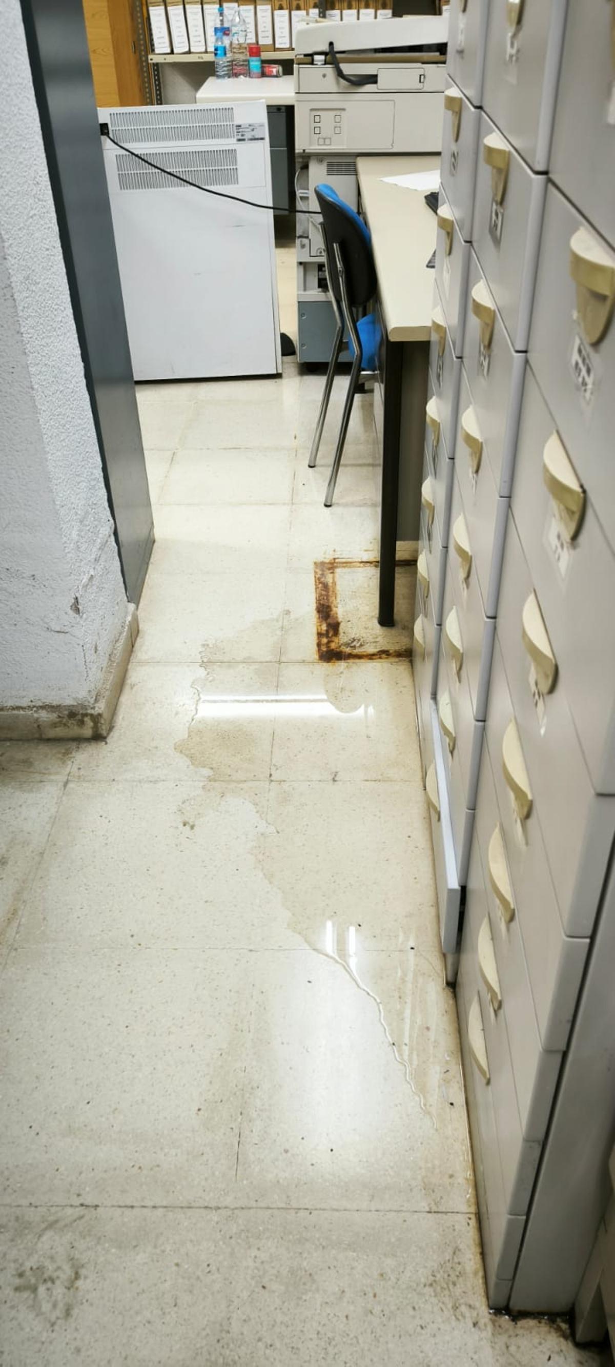 Olores pestilentes y charcos en la oficina del DNI de la calle Isaac Albéniz de Murcia.
