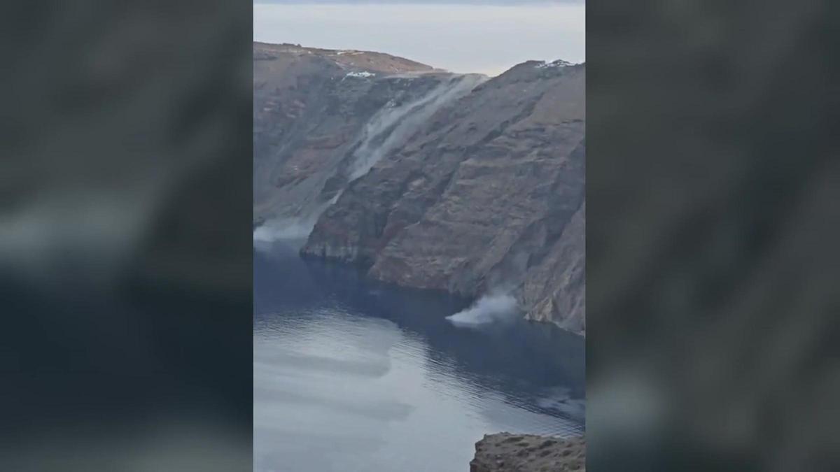 La caldera de Santorini, instantes después del terremoto de 6,1 grados que ha sacudido la isla