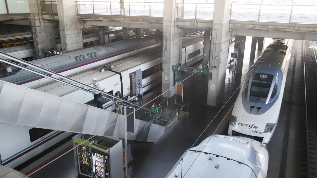 Trenes AVE en la estación de Córdoba.