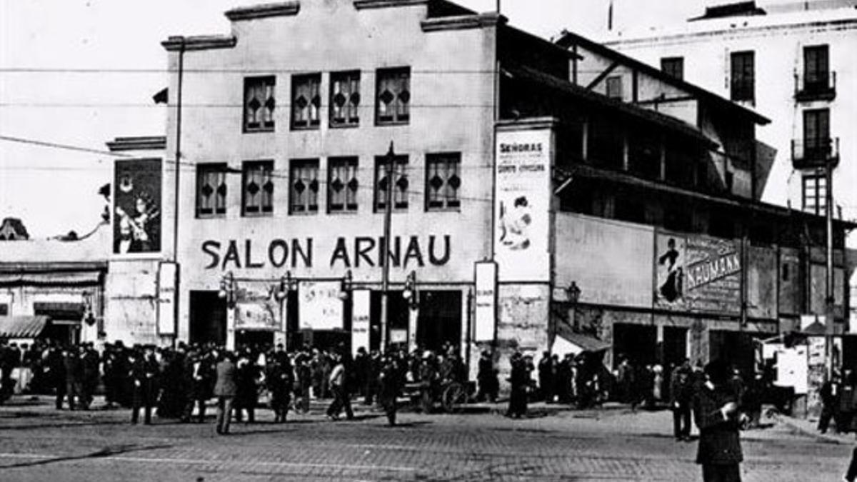 DESAPARECIDOS 3 Arriba, el Arnau, histórico edificio del Paral·lel, que desde el 2011 es propiedad del ayuntamiento. En el centro, el Teatre Catalunya, derribado en 1942 para ser un banco. Abajo, la Sala Mercè.