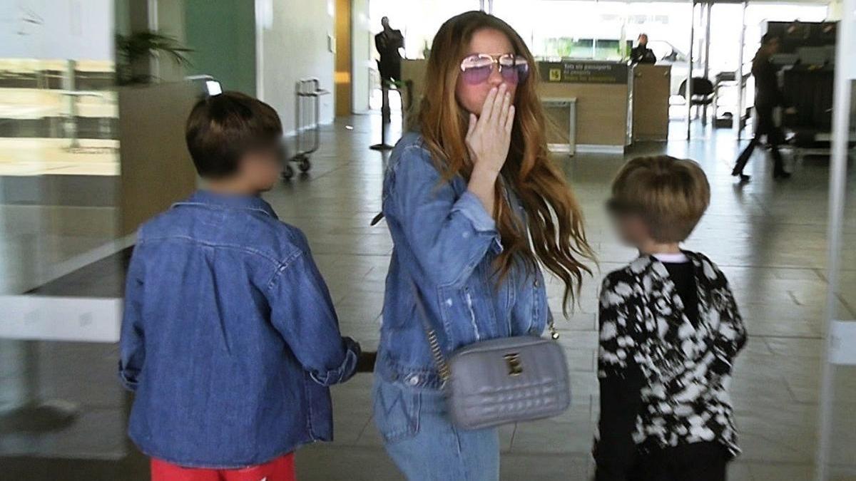 Shakira en un aeropuerto con sus hijosg