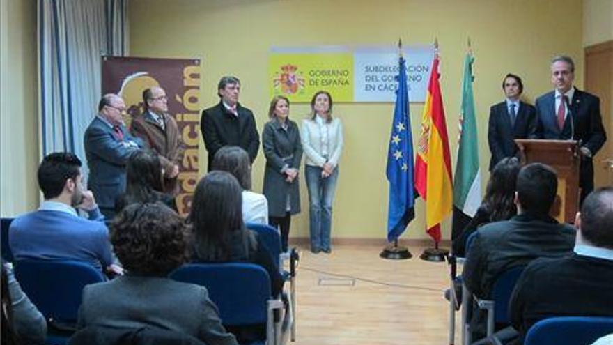 La Fundación Valhondo Calaff de Cáceres entrega 18 becas a estudiantes de postgrado de la Uex