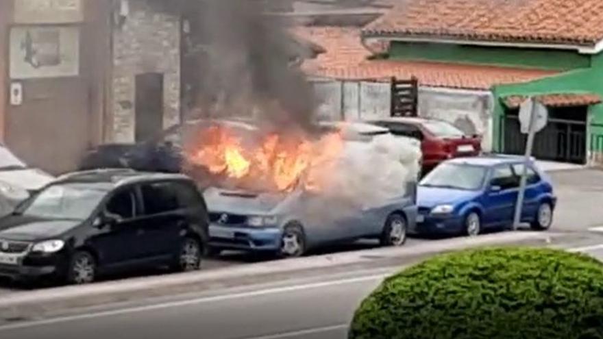 Arde un coche en Salinas